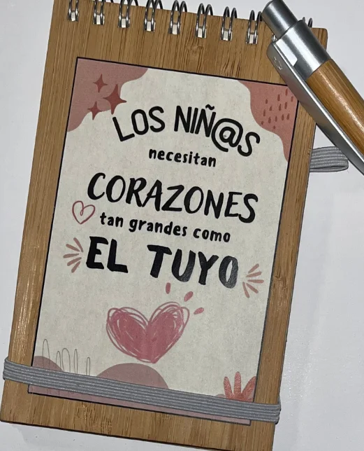 foto intro UNA LIBRETA, titulo. los niños necesitan mas corazones como el tuyo